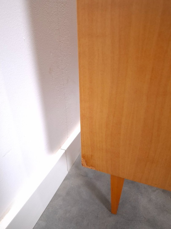 Image 1 of Set nachtkastjes met lades en witte grepen