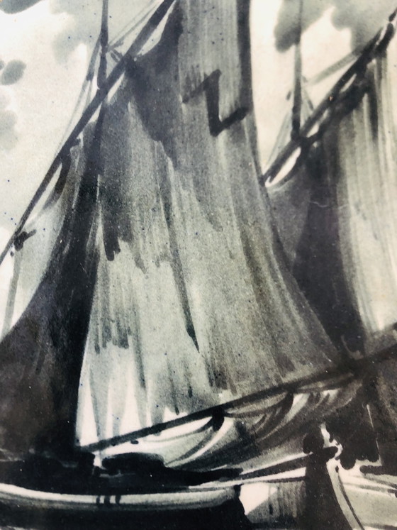 Image 1 of Plat en céramique au décor de marine en grisaille à main levée 
