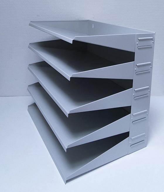 Image 1 of Estantería de pared de metal lacado de diseño