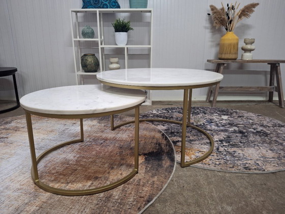 Image 1 of Salontafelset met wit marmer blad en goud metalen onderstel