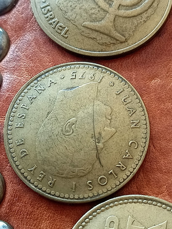 Image 1 of Borsa a tracolla in pelle vintage decorata con vecchie monete