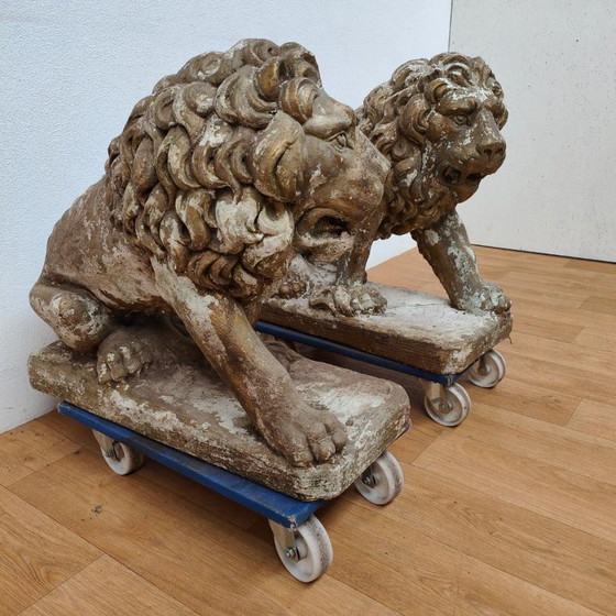 Image 1 of Set di 2 grandi statue da giardino raffiguranti un leone, ornamento da giardino in cemento.