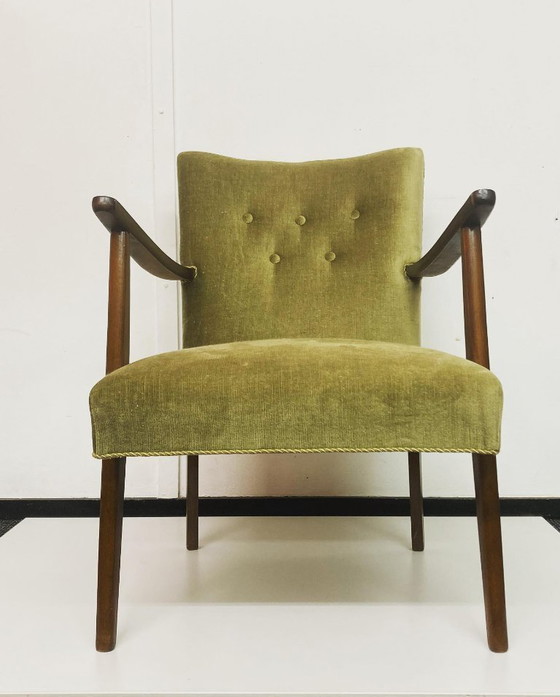 Image 1 of Deense vintage fauteuil – groen fluweel met houten armleuningen