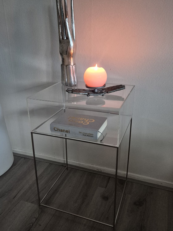 Image 1 of Table d'appoint moderne en plexiglas et aluminium