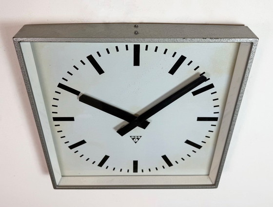 Image 1 of Grote grijze vierkante wandklok van Pragotron, jaren 70.