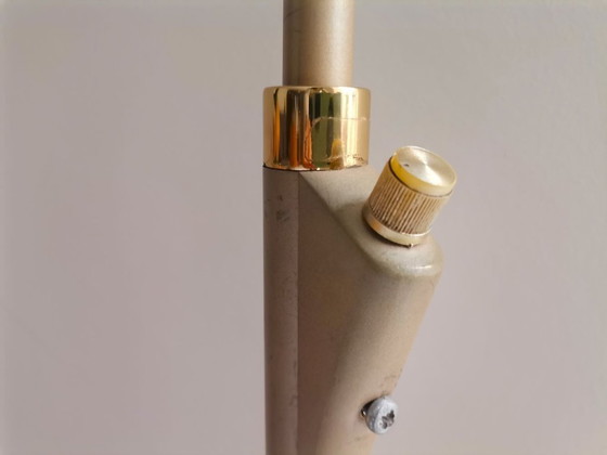 Image 1 of Lampada da terra alta e modernista, color oro, regolabile in altezza e con dimmer.