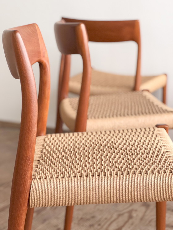 Image 1 of Mid Century Deense Teakhouten Eetkamerstoelen # 77 door Niels O. Møller, J. L. Moller, Set van 4