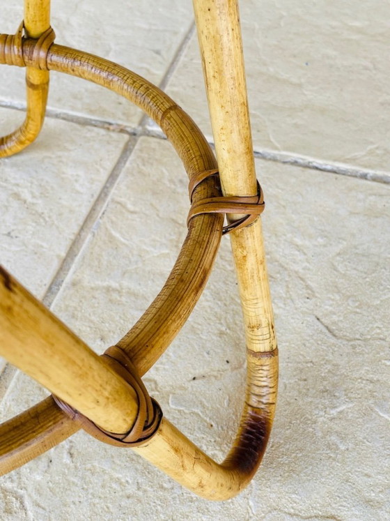 Image 1 of Mesita auxiliar de bambú y ratán de mediados de siglo, década de 1960.