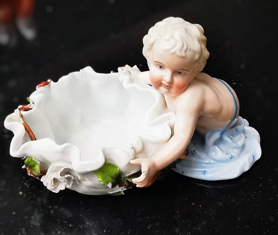 Image 1 of Plaue Thüringen Von Schierholz, superbe hand modeled porcelain Round bowl