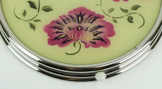 Image 1 of Plat à gâteau rotatif des années 1930, en verre chromé, orné de fleurs roses et violettes.