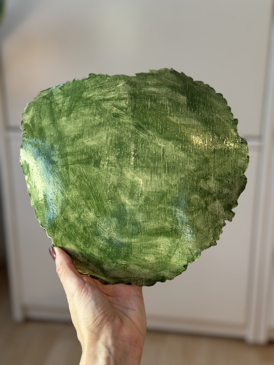Image 1 of Handgefertigter Keramikteller/Schale – organische Form in Kohlblattgrün