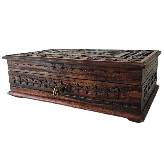 Image 1 of Grande portagioielli indiano vintage intagliato a mano in legno con serratura, anni '70