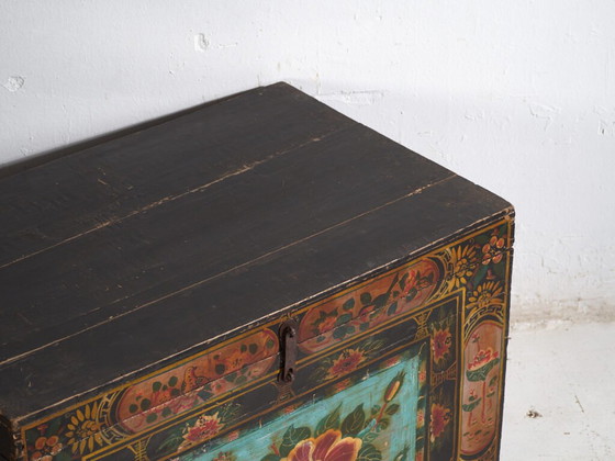 Baule cinese antico dipinto in legno di pino – Cina, circa 1900 – Armadi contenitori (photo 10 of 40)