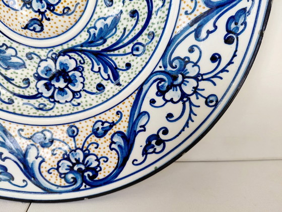 Piatto da parete spagnolo vintage 37 cm – Dipinto a mano Anni '70 – Manises - Ceraplat, Decorazioni murali (photo 7 of 8)