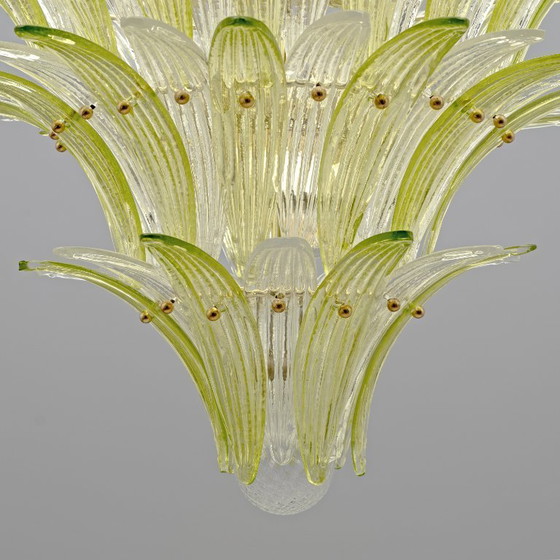 Image 1 of Kroonluchter met palmetmotief van Murano-glas uit het midden van de 20e eeuw, in groen en helder glas, Italië.