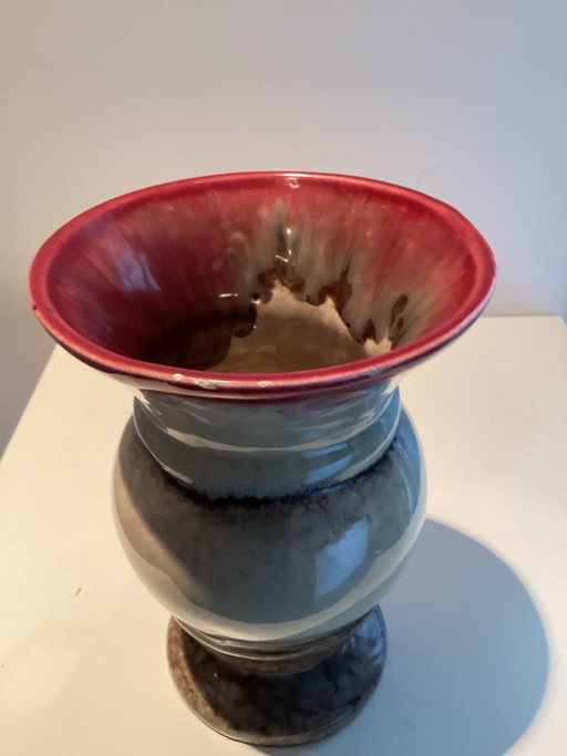 Ce vase Strehla Keramik est un exemple classique du design est-allemand des années 1960.