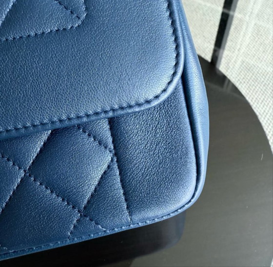 Image 1 of Chanel Chic With Me Medium - Lamsvacht gewatteerd 25 cm Marineblauw Goudkleurige hardware Serie 18