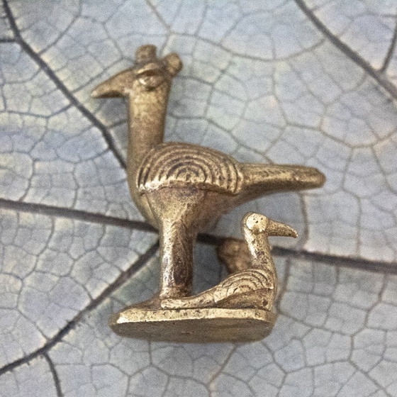 Image 1 of Peso per bilancia antico in ottone, serpentario africano con pulcini