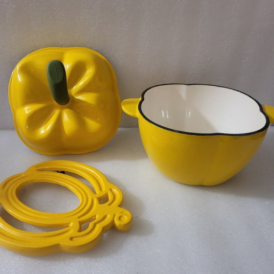 Image 1 of Enamelled cast iron casserole dish, yellow bell pepper