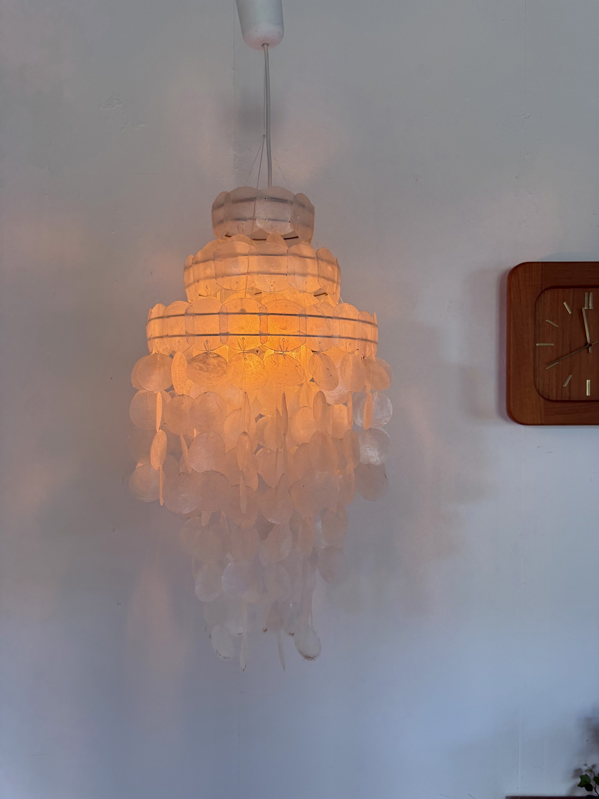 Vintage Capiz mother-of-pearl shell lamp '70s | €360 | Whoppah