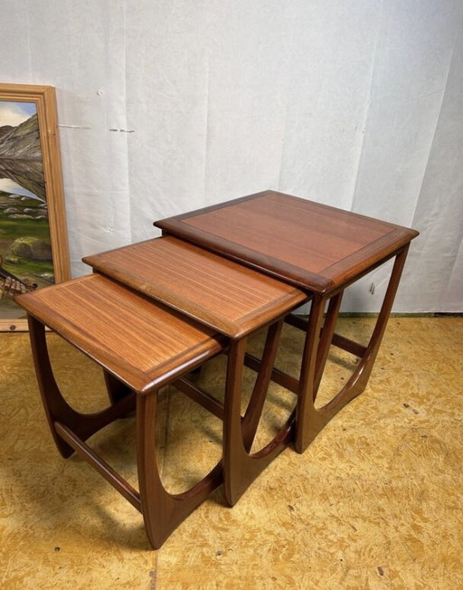Tables gigognes en teck vintage rétro du milieu du siècle par GPlan 1960 Danish Deaign