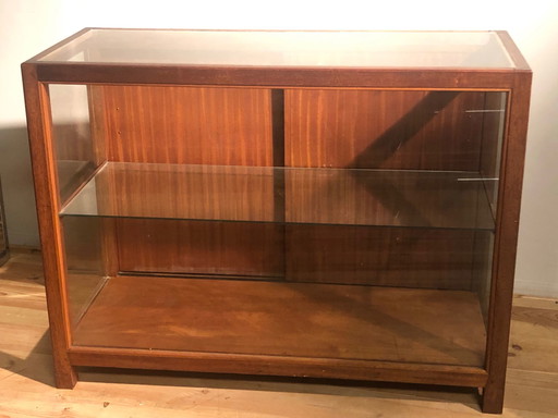 Vitrina de tienda de los años cincuenta hecha de madera de teca