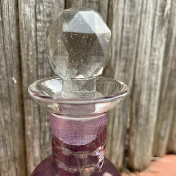 Image 1 of LICORERA O BOTE DE CRISTAL TALLADO DE COLOR LILA