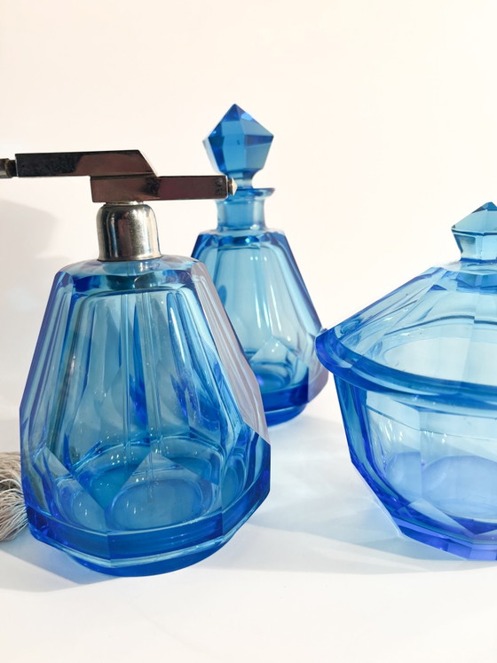 Ensemble de toilette en verre bleu clair des années 1950 – Objets déco, Glass (photo 6 of 9)