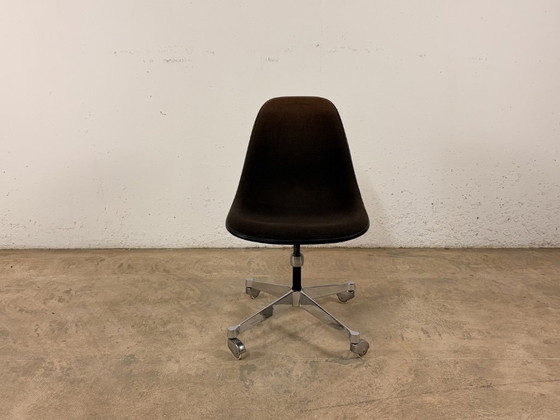 Image 1 of Silla lateral PSCC fabricada en fibra de vidrio por Charles y Ray Eames para Vitra / Herman Miller, década de 1970.