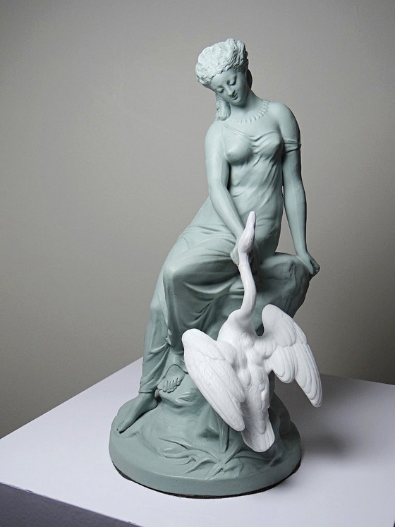 Image 1 of Biscotto bicolore di Letu & Mauger, Leda e il cigno, XIX secolo, celadon e bianco