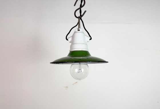 Image 1 of Industrielle Hängelampe aus grüner Emaille, 1950er