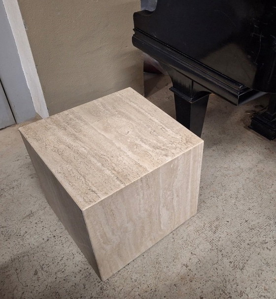 Image 1 of Italiaanse salontafel of sokkel van natuurlijk geaderd travertijn.