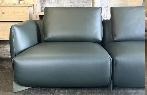 Image 1 of Modello di divano Leolux Naila in esposizione nella foresta Senso