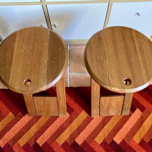 Een paar vintage Bankotte klapstoelen van massief cederhout, geïnspireerd op de "Suzy"-stoelen van Adrian Reed.