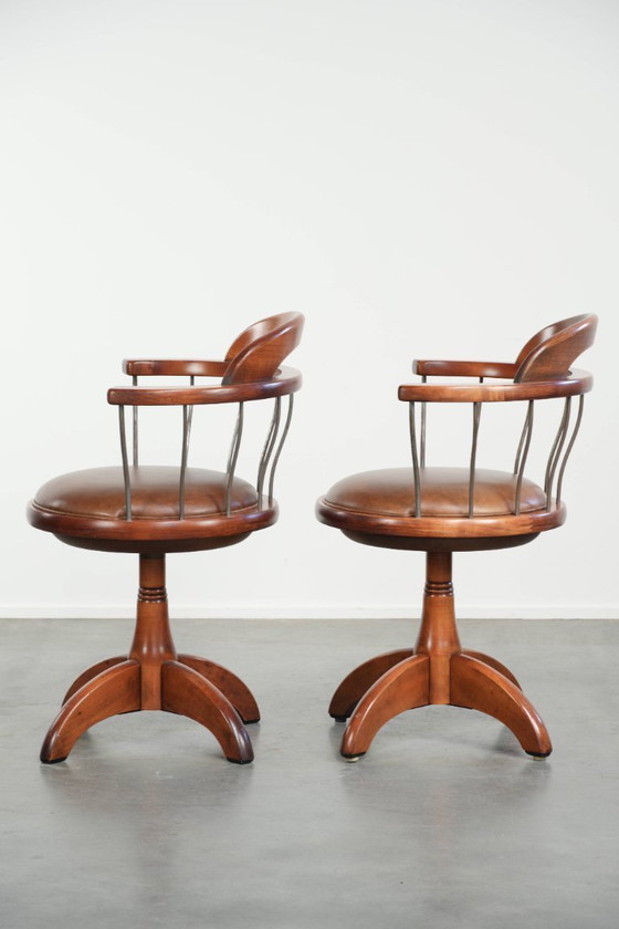 Image 1 of 2x draaibare Schuitema stoel/bijzetstoel/bureaustoel uit de Shaker serie met een cognac kleurige rundleren zitting