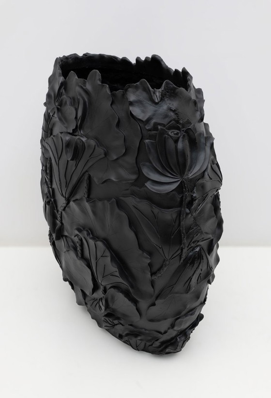 Image 1 of VGnewtrend Cache-Pot moderno in resina nera opaca "Lotus"