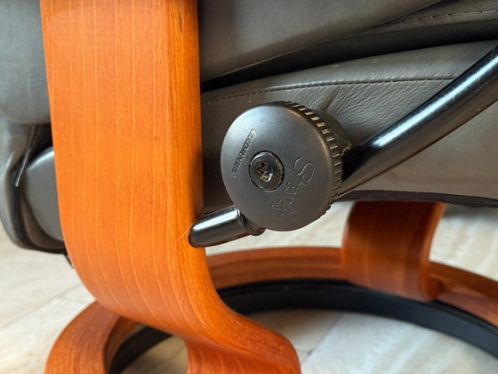 Image 1 of Originele Stressless fauteuil van Ekornes met voetenbank, echt leer, grijs