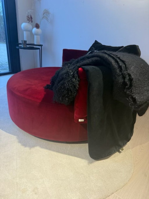 Poltrona Fendi Casa con cuscini e plaid