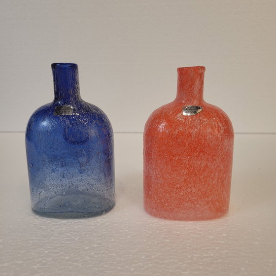 Image 1 of Paar blau-orangefarbene Blasenglasgefäße, Arabien, 2000er Jahre - Finnland