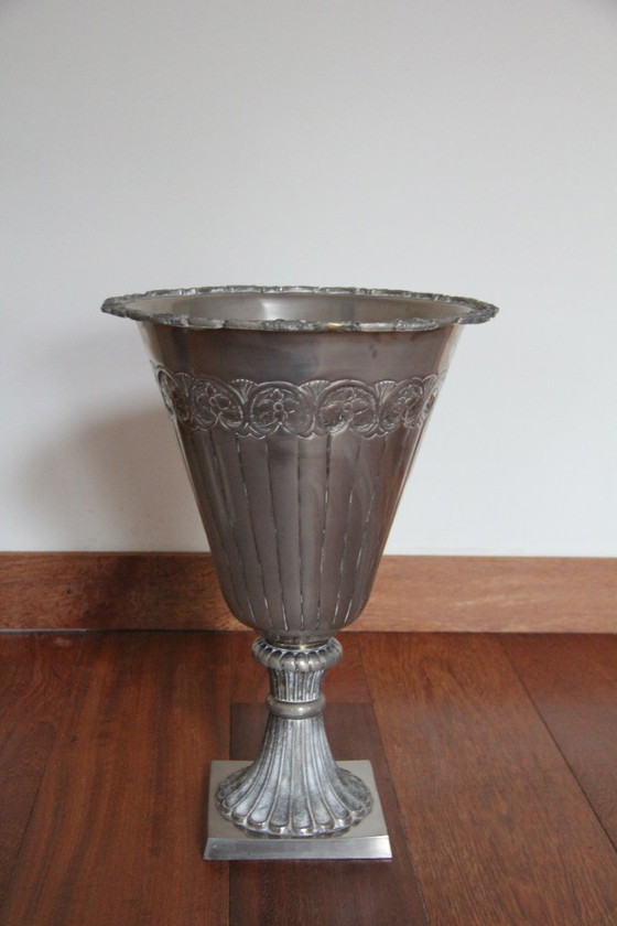 Image 1 of 2 monumentale silberfarbene Ziervasen