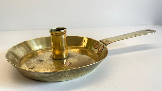 Image 1 of Antiker, niedriger Kerzenleuchter aus massivem Messing