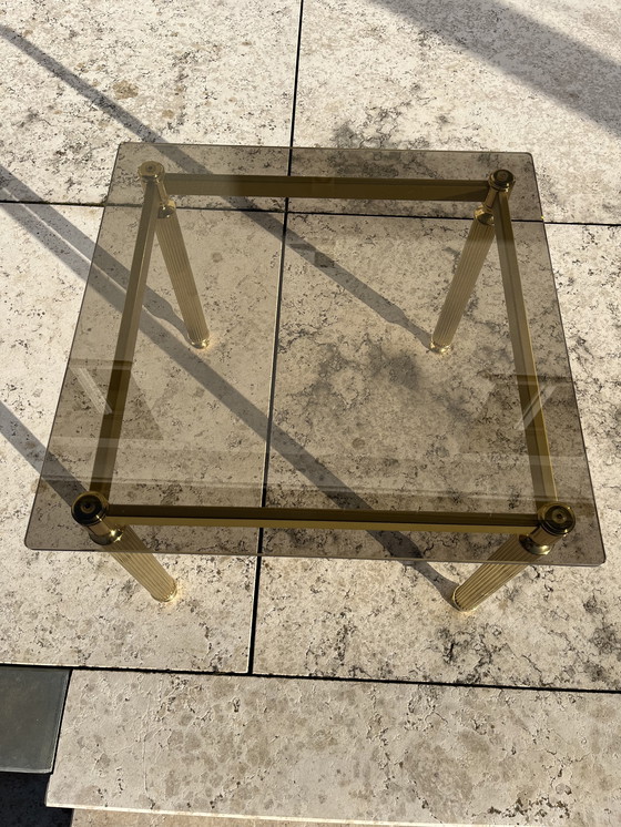 Image 1 of Tavolo da divano angolare vintage in ottone con piano in vetro fumé