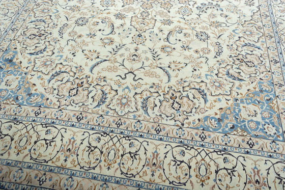 Image 1 of Hand-knotted Persian carpet Nain 9La - 418 x 300 cm - With silk content & fine medallion design