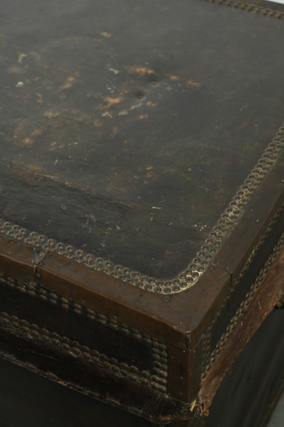 Characterful antique Chinese chest from the 19th century with a beautiful patina, finished with decorative (photo 8 of 14)