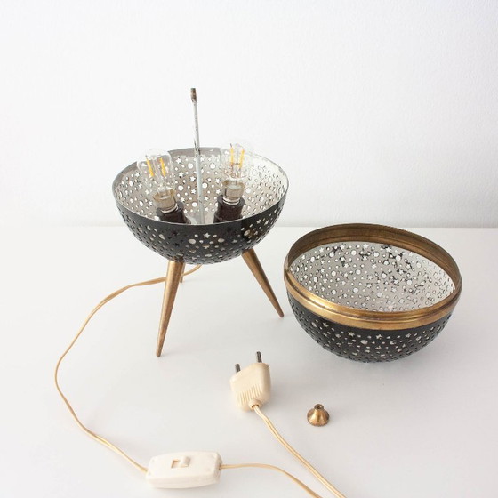 Image 1 of Lampe de table Saturn française des années 1950 en aluminium ajouré et laiton