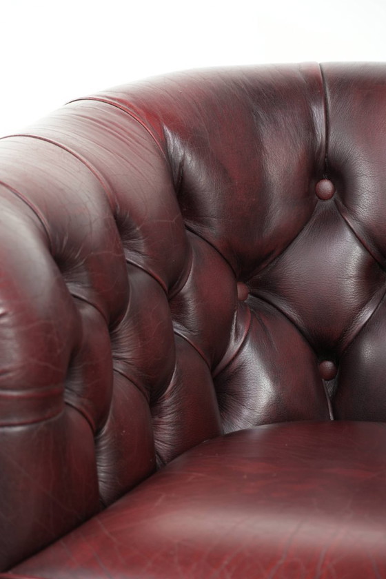 Prachtige rundleren chesterfield clubfauteuil in een schitterende rode kleur in klassieke Engelse stijl (photo 10 of 13)