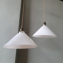 Set (2) Vintage hanglampen van opaline / melkglas - bankierslamp of schoenmakerslamp