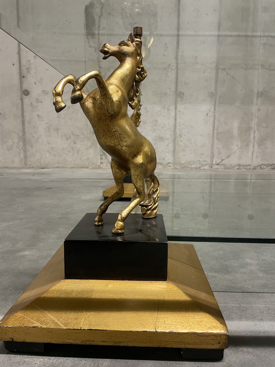 Image 1 of Vintage salontafel met bronzen paarden op stenen pilaren 