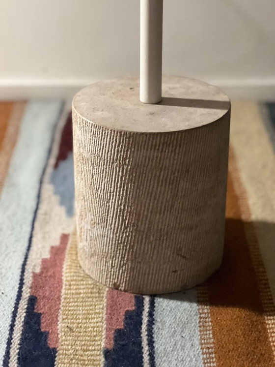 Image 1 of Minimalistisch bijzettafeltje met natuurstenen voet