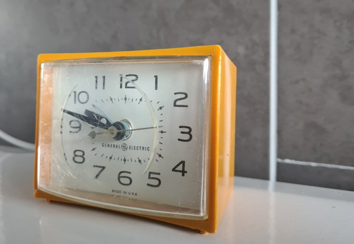 Reloj despertador GE General Electric - años 60/70 - amarillo